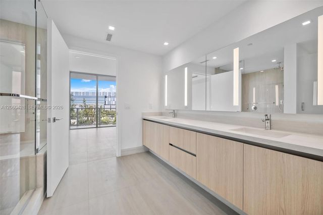 2411 Laguna Circle 306, Miami, FL 33181