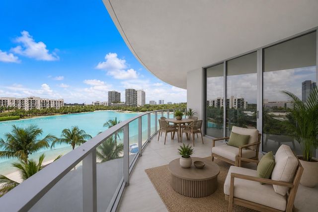 2411 Laguna Circle 306, Miami, FL 33181