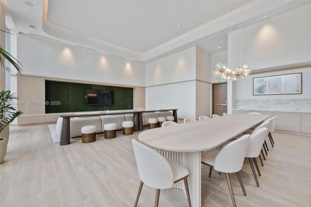 2411 Laguna Circle 306, Miami, FL 33181