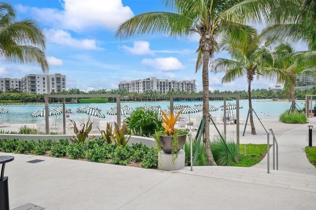 2411 Laguna Circle 306, Miami, FL 33181