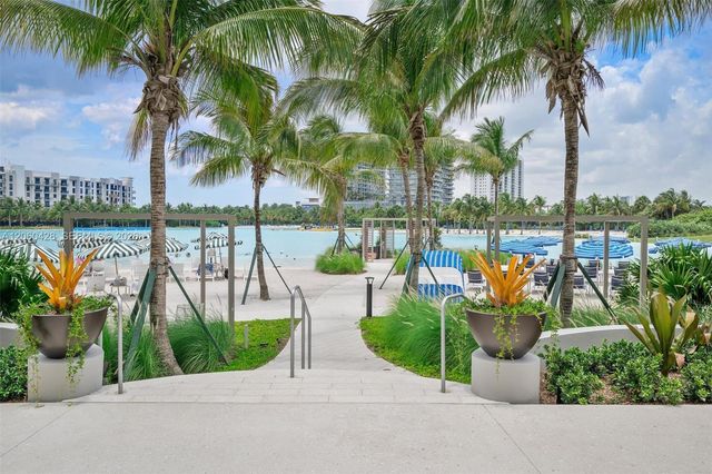 2411 Laguna Circle 306, Miami, FL 33181