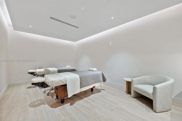 2411 Laguna Circle 306, Miami, FL 33181