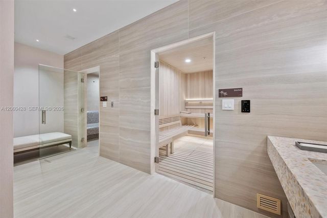 2411 Laguna Circle 306, Miami, FL 33181