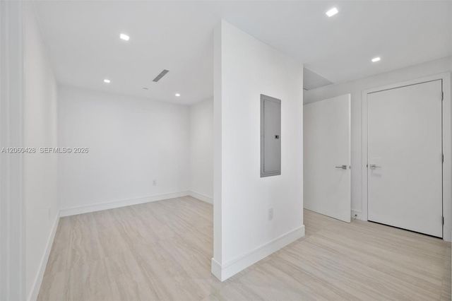 2411 Laguna Circle 306, Miami, FL 33181