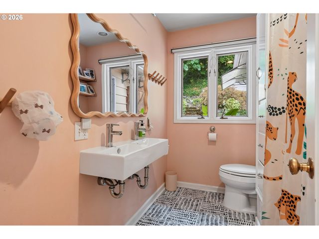 2300 Sw SEYMOUR Dr, Portland, OR 97239