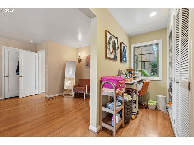 2300 Sw SEYMOUR Dr, Portland, OR 97239
