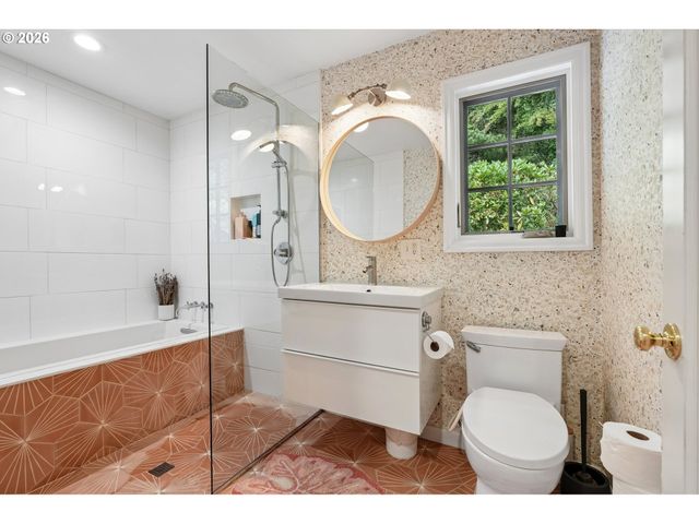 2300 Sw SEYMOUR Dr, Portland, OR 97239