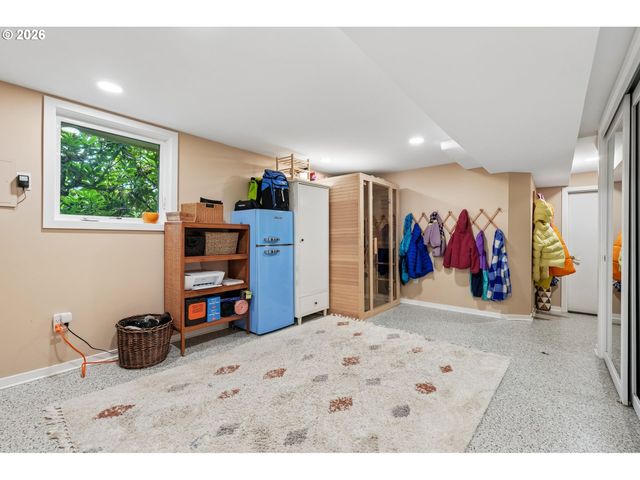 2300 Sw SEYMOUR Dr, Portland, OR 97239