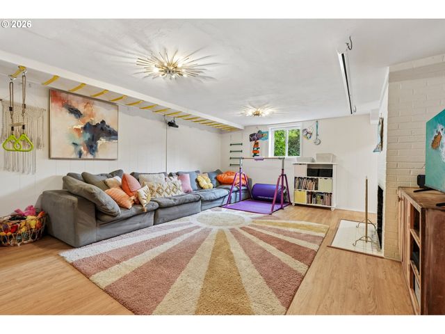 2300 Sw SEYMOUR Dr, Portland, OR 97239