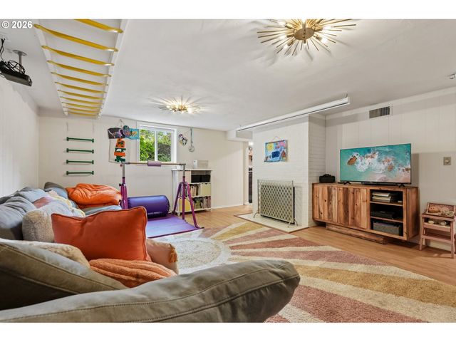2300 Sw SEYMOUR Dr, Portland, OR 97239