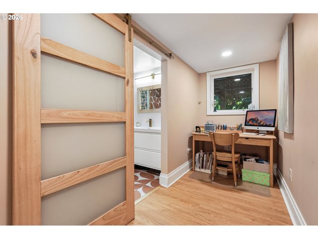2300 Sw SEYMOUR Dr, Portland, OR 97239
