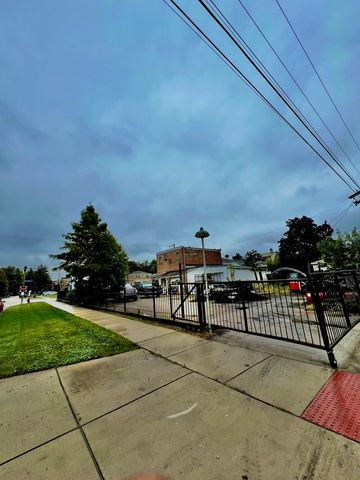 7032 Pershing Road, Berwyn, IL 60402