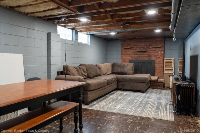 1465 N Pontiac Trail, Walled Lake, MI 48390