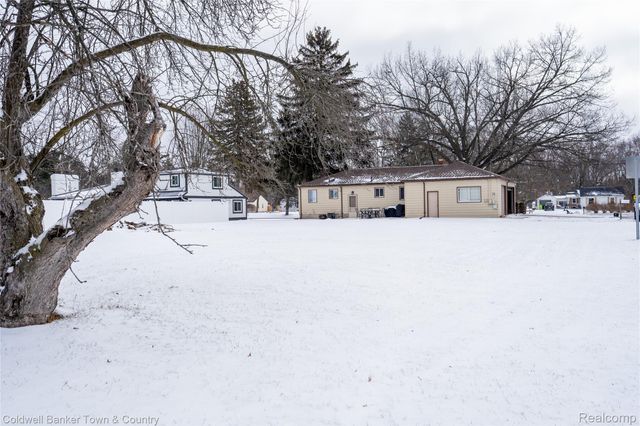 1465 N Pontiac Trail, Walled Lake, MI 48390