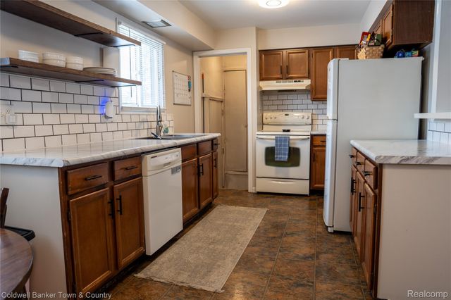 1465 N Pontiac Trail, Walled Lake, MI 48390