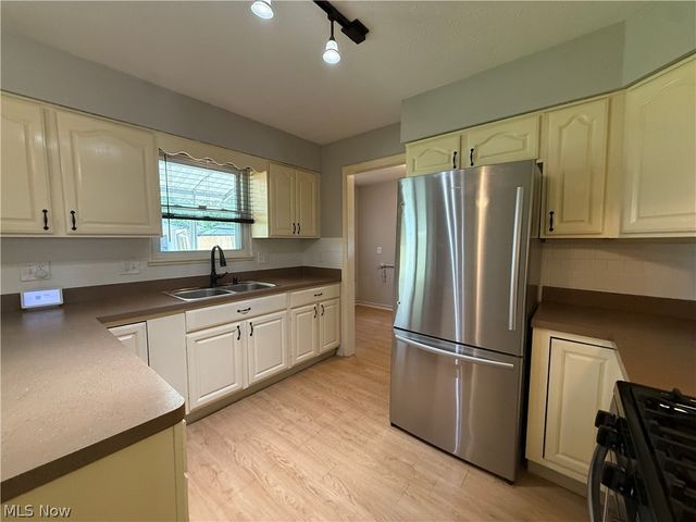 7682 Pinehurst Drive, Mentor On The Lake, OH 44060