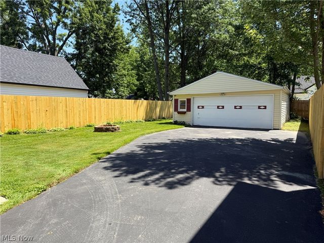 7682 Pinehurst Drive, Mentor On The Lake, OH 44060