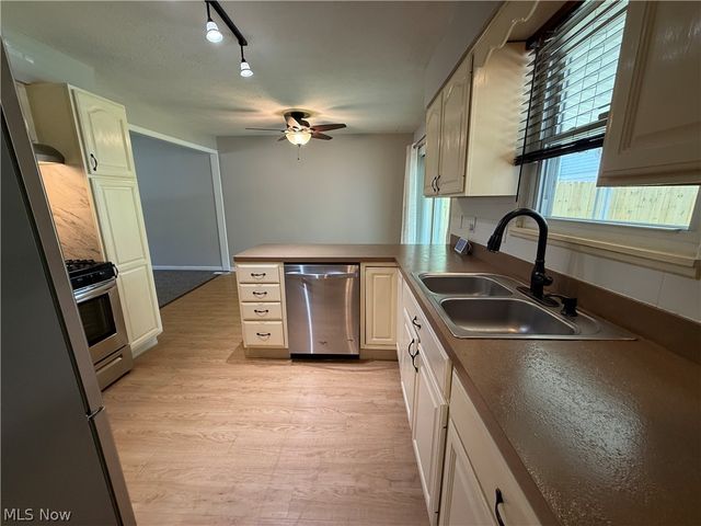 7682 Pinehurst Drive, Mentor On The Lake, OH 44060