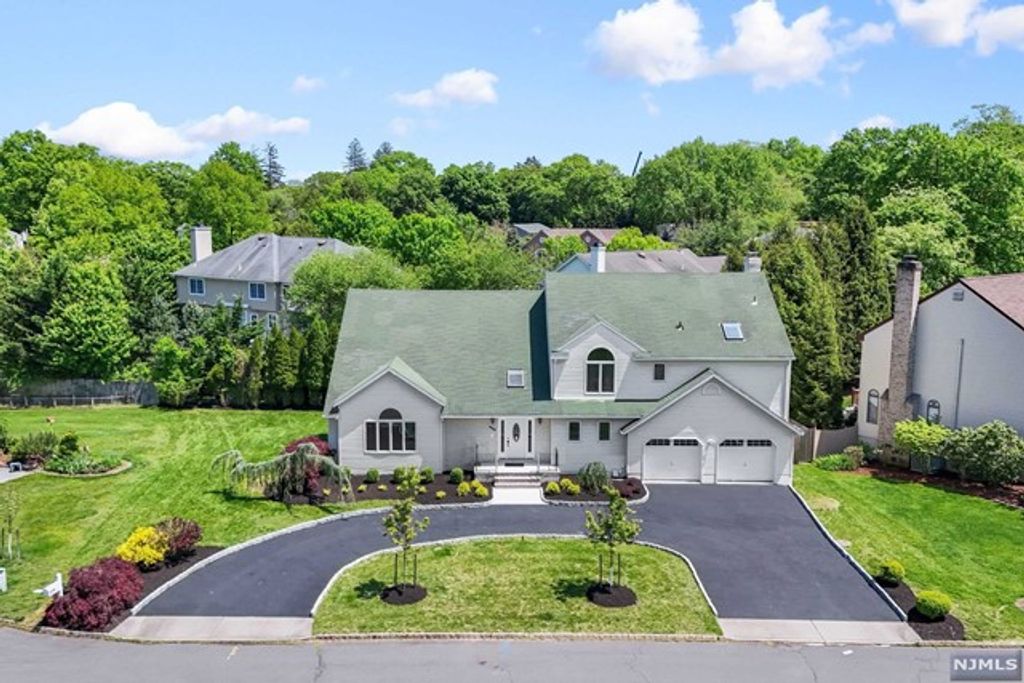 606 Mill Run, Paramus, NJ 07652