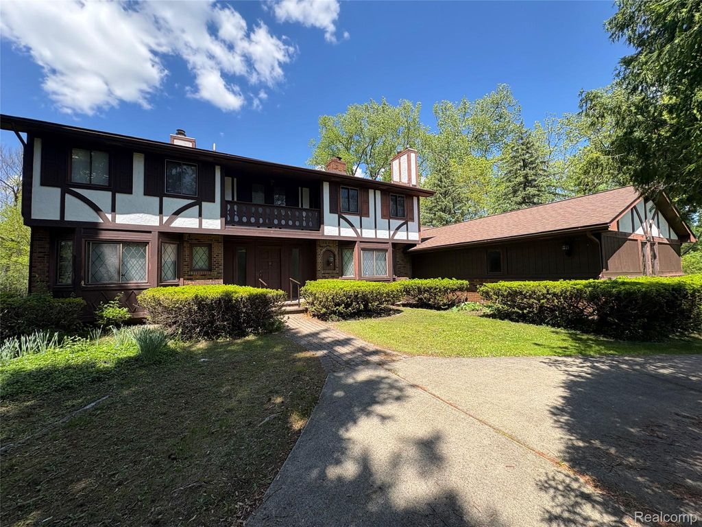 1250 Club Drive, Bloomfield Hills, MI 48302
