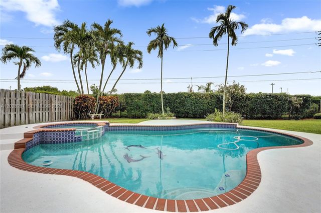 8860 Southern Orchard Rd S, Davie, FL 33328