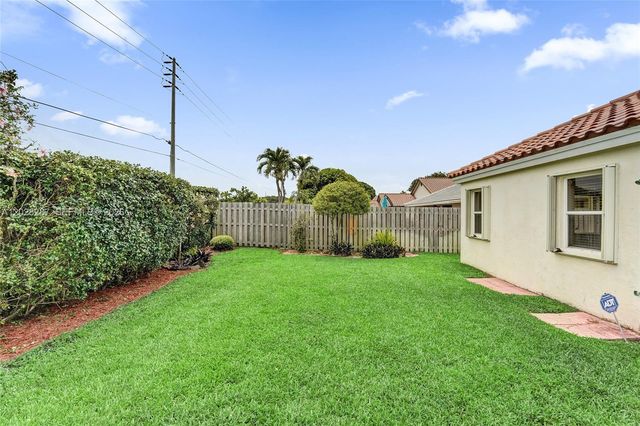 8860 Southern Orchard Rd S, Davie, FL 33328