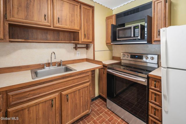 4 Woodrow Road, Amsterdam, NY 12010