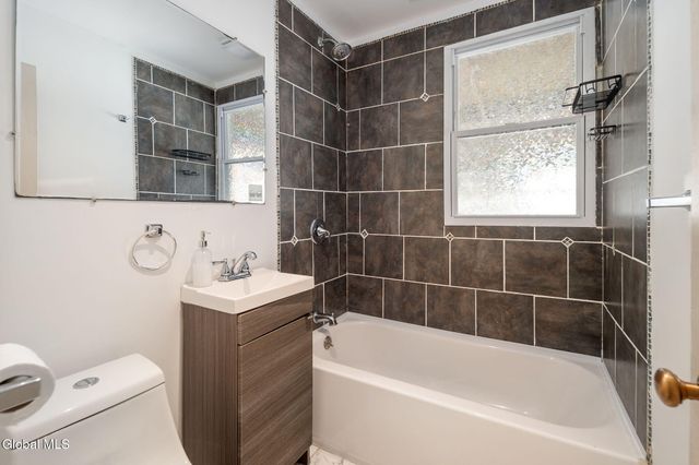 4 Woodrow Road, Amsterdam, NY 12010