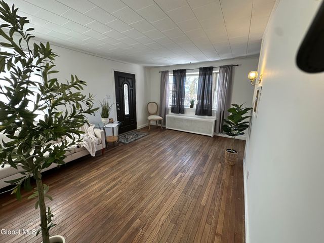 4 Woodrow Road, Amsterdam, NY 12010