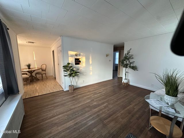 4 Woodrow Road, Amsterdam, NY 12010