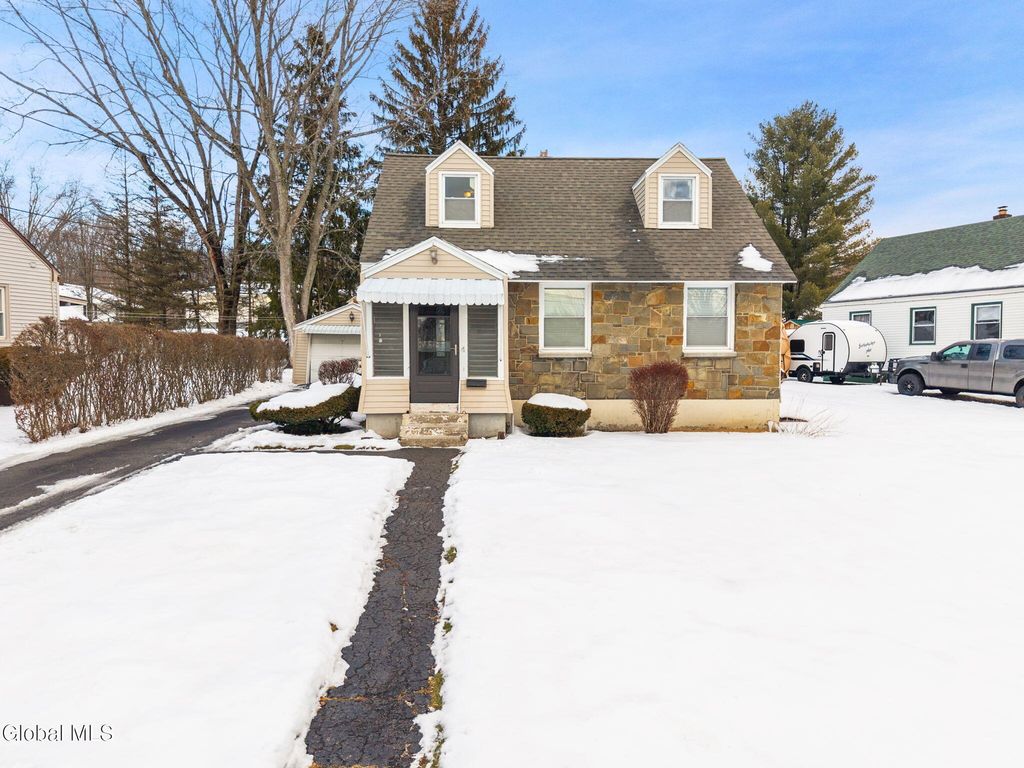 4 Woodrow Road, Amsterdam, NY 12010