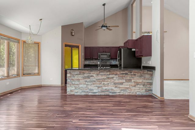 230 Lakeview Court, Steger, IL 60475