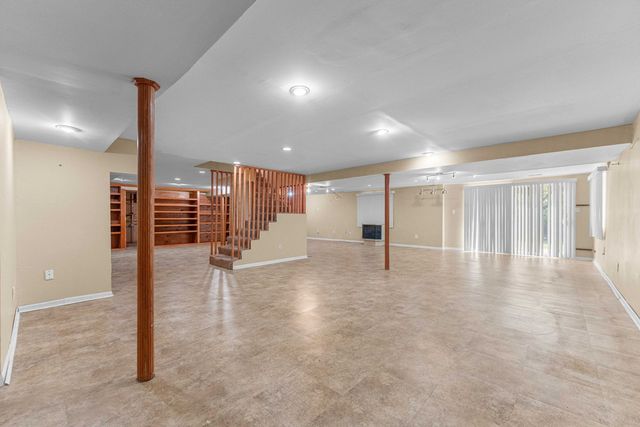 230 Lakeview Court, Steger, IL 60475