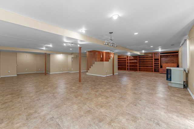 230 Lakeview Court, Steger, IL 60475