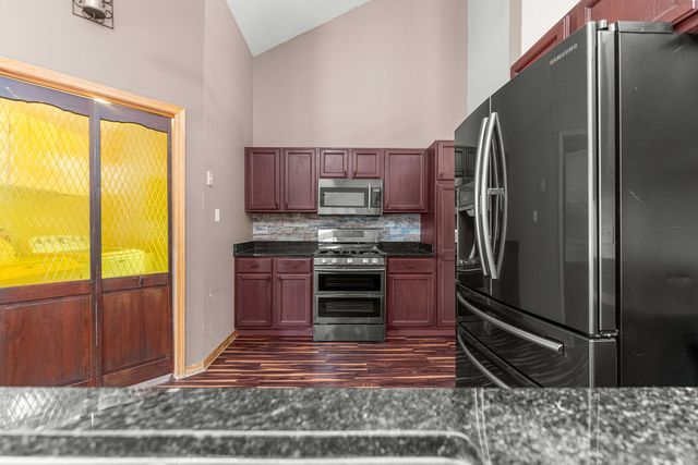 230 Lakeview Court, Steger, IL 60475