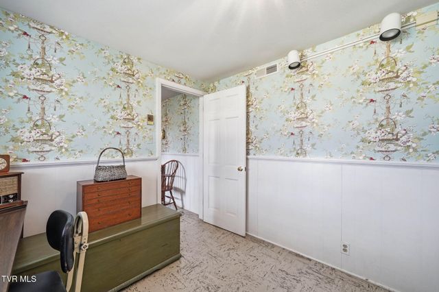 698 Garden Lane, Bristol, VA 24201