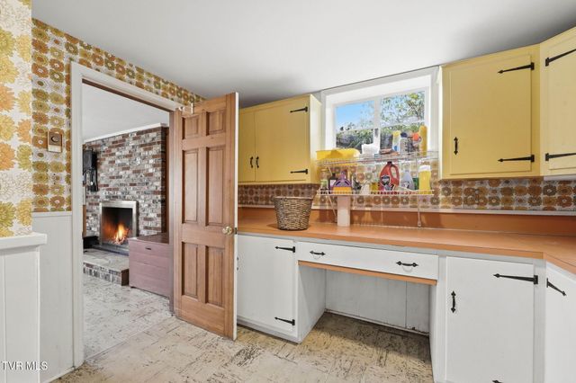 698 Garden Lane, Bristol, VA 24201