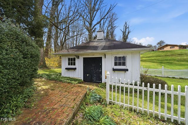 698 Garden Lane, Bristol, VA 24201