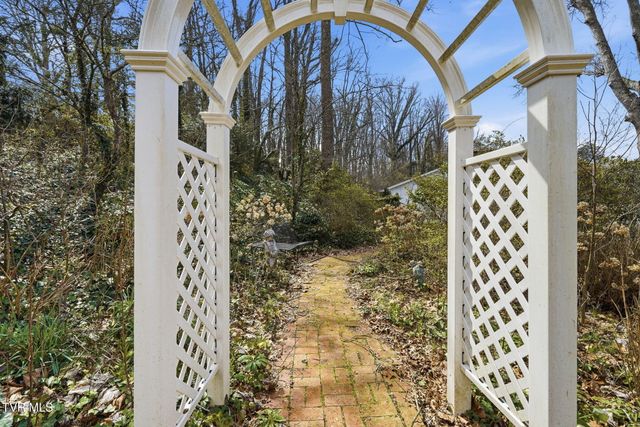 698 Garden Lane, Bristol, VA 24201