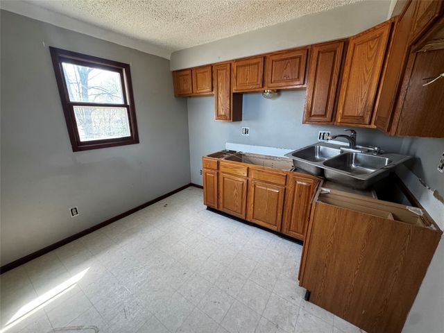 1608 Highview Drive, Des Moines, IA 50315