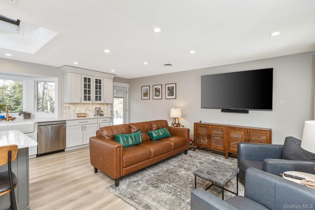 49 Lexington Avenue, Smithtown, NY 11787