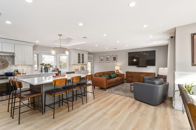 49 Lexington Avenue, Smithtown, NY 11787