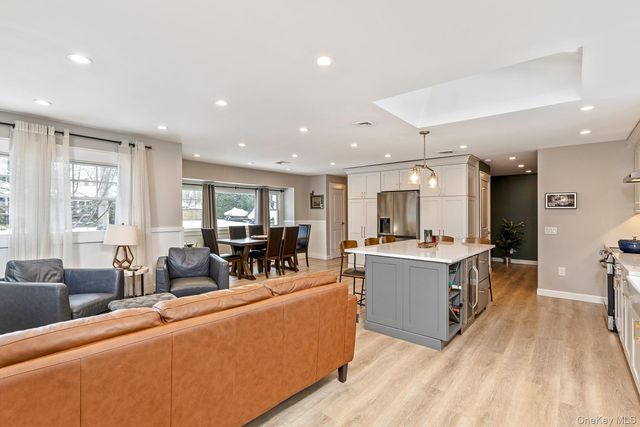 49 Lexington Avenue, Smithtown, NY 11787