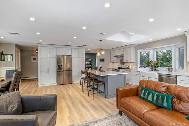 49 Lexington Avenue, Smithtown, NY 11787