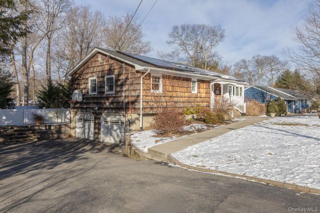 49 Lexington Avenue, Smithtown, NY 11787