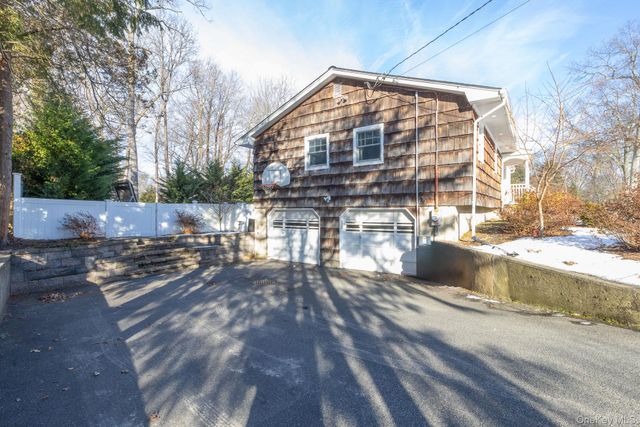 49 Lexington Avenue, Smithtown, NY 11787