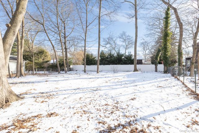 49 Lexington Avenue, Smithtown, NY 11787