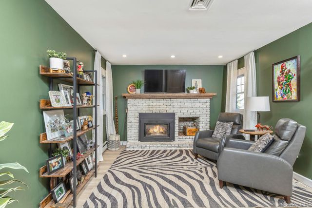 49 Lexington Avenue, Smithtown, NY 11787