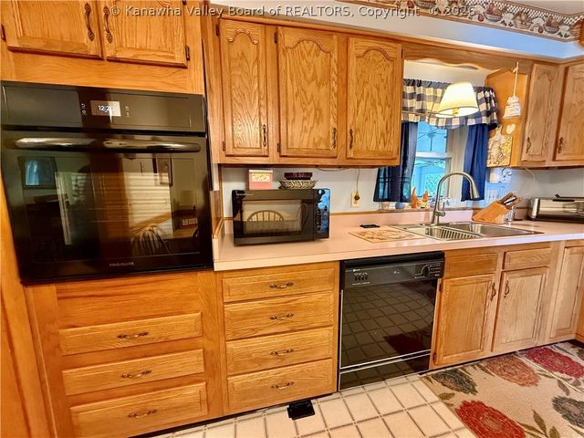 944 S Walnut Street, St Albans, WV 25177