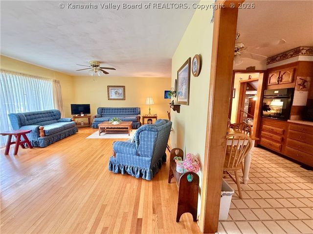 944 S Walnut Street, St Albans, WV 25177